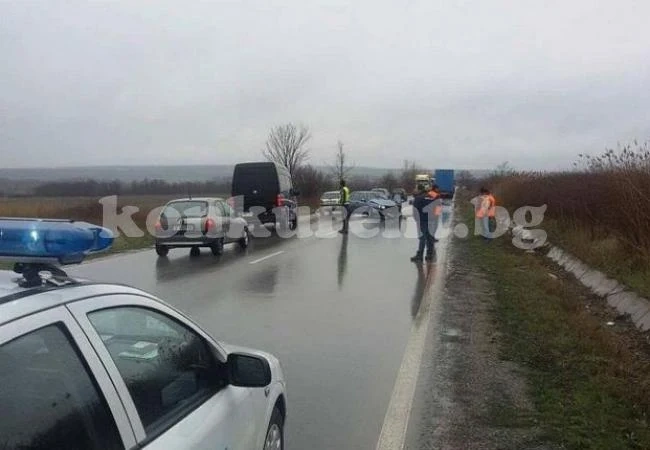 Тежка катастрофа, труп лежи на пътя