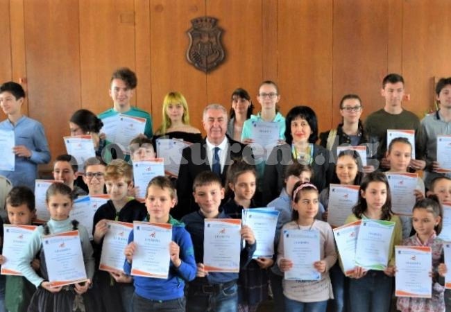 Кметът на Община Видин награди отличниците от няколко математически състезания в областта