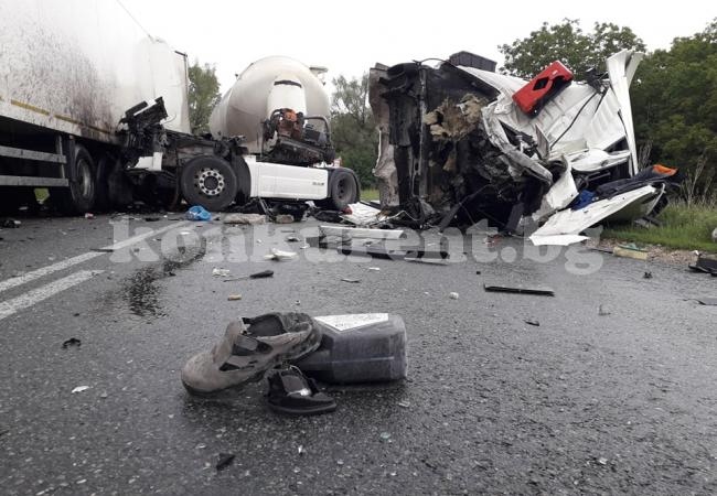 Нелепа катастрофа блокира пътя за София СНИМКИ