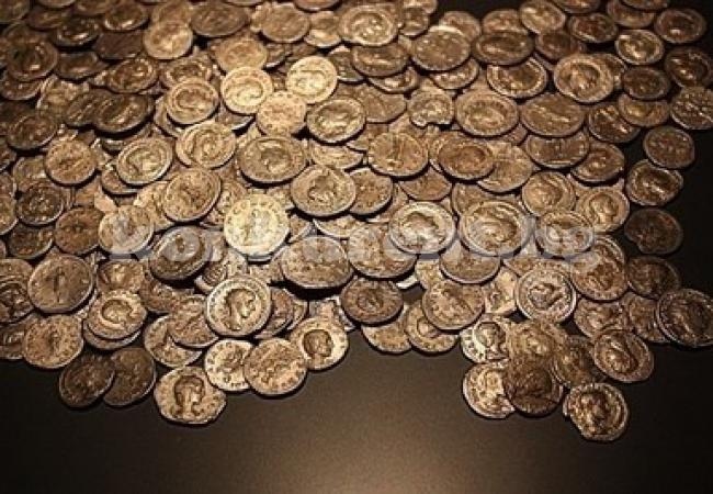 Иззеха монети с историческа стойност от дома на иманяр