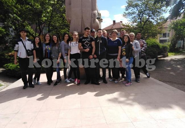 Ученици от СУ „Васил Кънчов“ почистиха парк