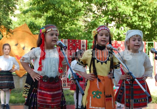 Деца разказват с песни и танци какво е България