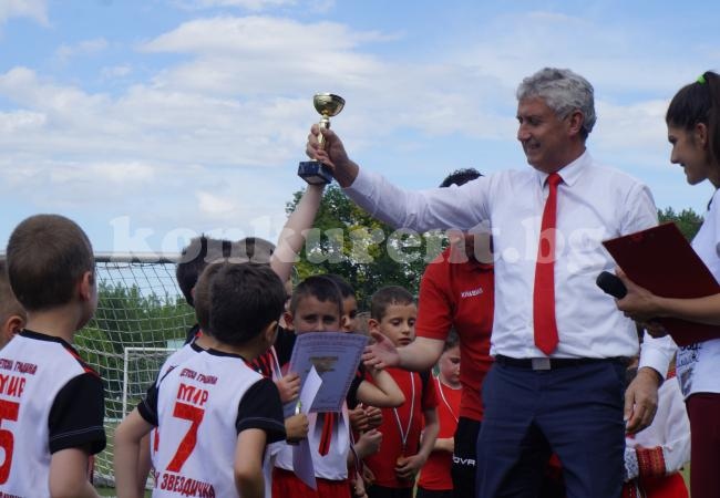 Детските градини в Мездра завъртяха интересен футболен турнир