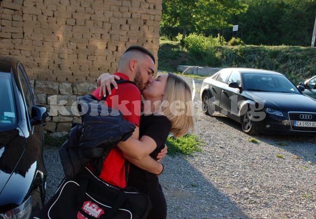  Целувки за героите от Кариана, тимът остана в профи футбола за кеф на бай Милан /Снимки/