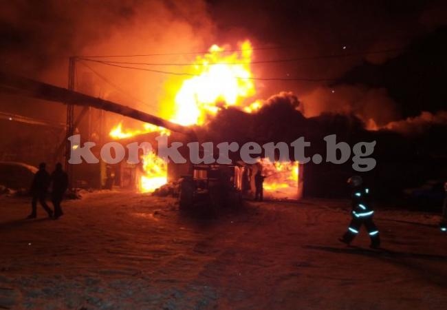 Пожар лумна в складова база, горяха товарни автомобили