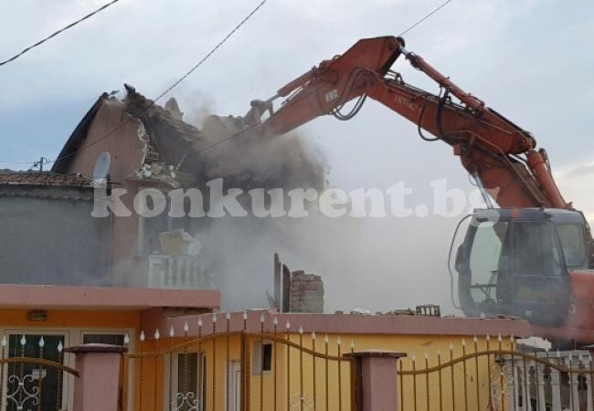 Събориха незаконната къща над пропадналия скат във Варна