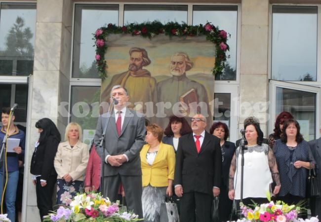 Стотици празнуваха в Берковица, кметът Доцов обърна внимание на заслужилите