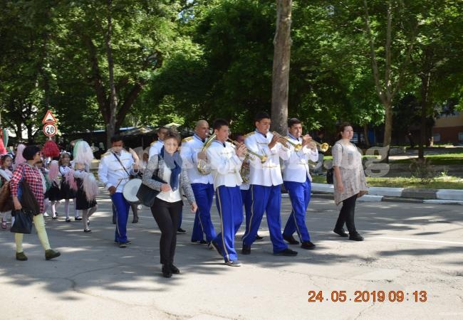 В Козлодуй почетоха светите братя с шествие СНИМКИ