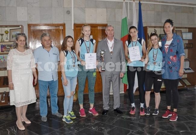 Кметът на Видин прие „бронзовите” момичета на Бдин Вида