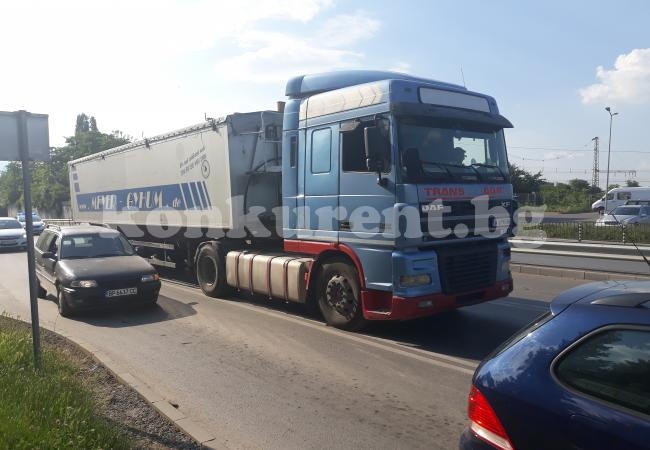 Камион запуши възлов булевард СНИМКИ