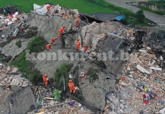 Най-малко 12 жертви и над 134 ранени при земетресението в . . . (Снимки)