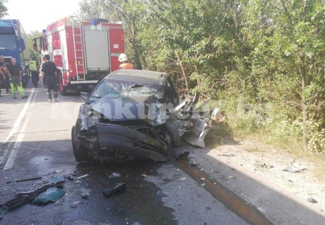 Тежка катастрофа на Е-79.  Жена пострада след челен сблъсък между два автомобила
