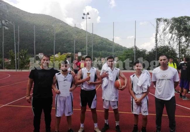 Отборите на Спортното училище и СУ „Козма Тричков“ са шампиони в турнири
