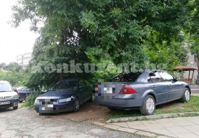 Инспекторатът санкционира водачи на неправилно паркирани автомобили (СНИМКИ)