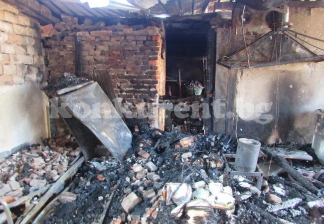 Пожарникари гасиха огън в Мокреш, запален от бабка