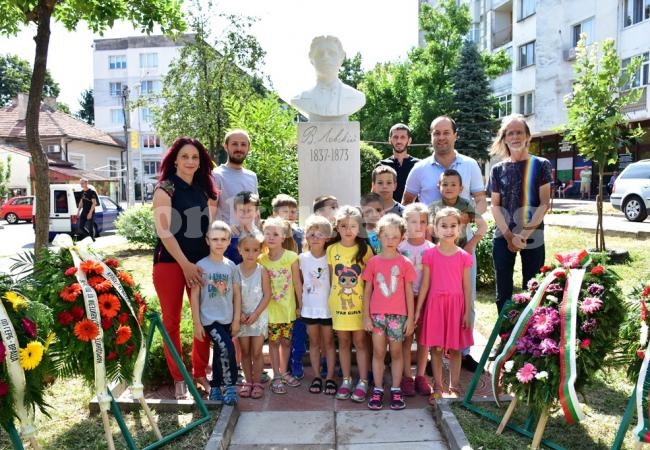 Откриха нов бюст-паметник на Васил Левски