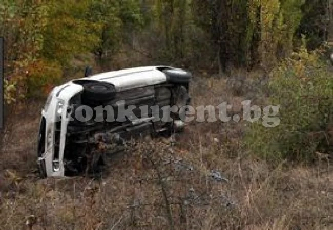 Шофьор на лек автомобил е в болница след преобръщане