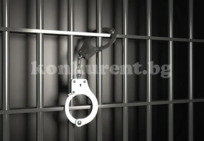 43-годишен нарушител на нощната тишина извади нож на полицаи 