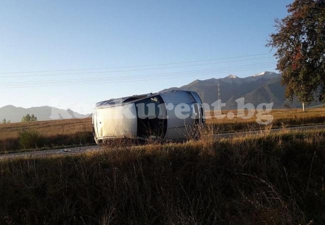 Автомобил връхлетя върху каруца край Разлог и се преобърна (СНИМКИ ) 