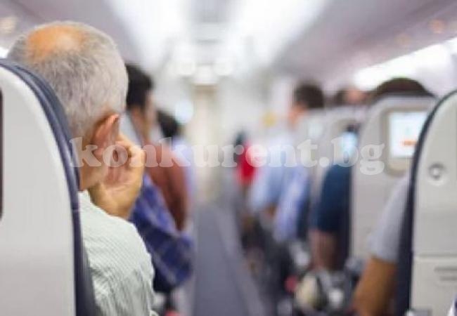 Родители възмутиха пътниците в самолет с постъпката си