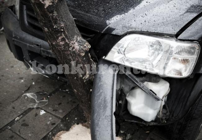 Шофьор пострада тежко след удар в дърво