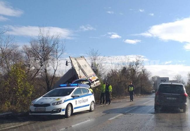 Два ТИР-а се джаснаха на пътя между София и Варна СНИМКИ