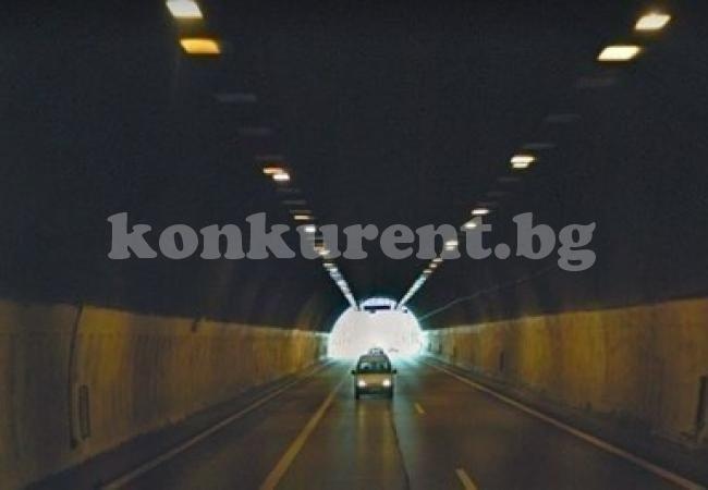 АПИ: Шофьорите да внимават в тунел \