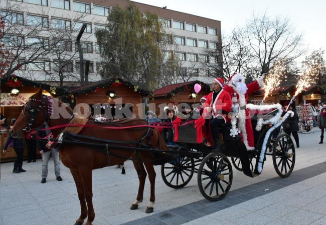 Дядо Коледа пристигна във Враца с файтон на Мито Орозов