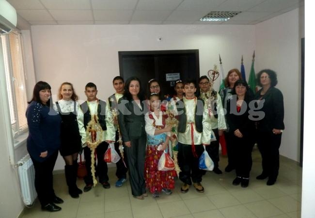 Ученици сурвакаха кметът на Борован по случай Василица