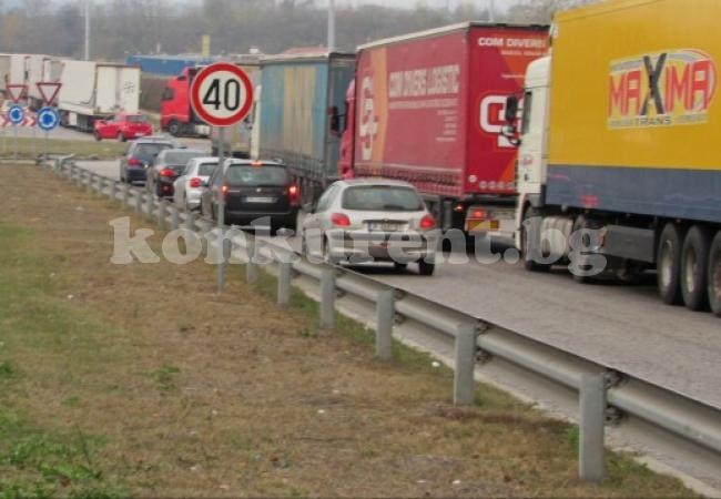 Спират за час движението по пътя София - Варна заради взривни дейности