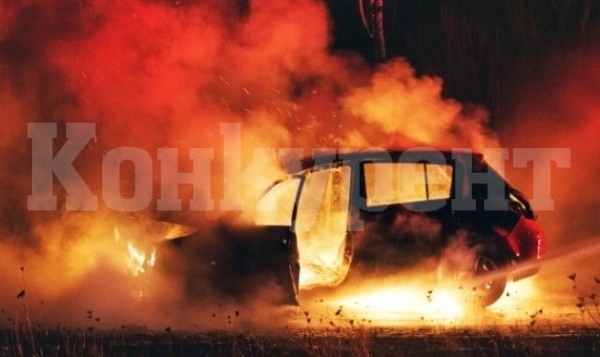 „Рено“ изгоря като факла във Враца, засегнати от огъня са още две коли