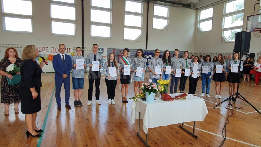 Откриха учебната година в ППМГ „Акад. Иван Ценов“ във Враца и наградиха изявени ученици СНИМКИ и ВИДЕО