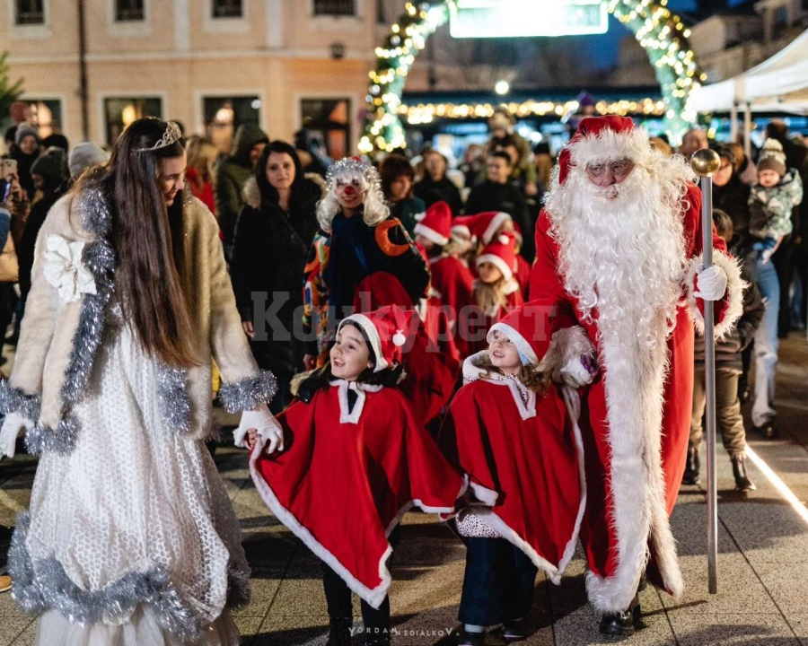 Грейнаха светлините на коледната елха във Враца, а Дядо Коледа дойде с електробус СНИМКИ 
