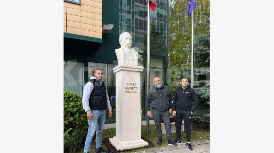 Млад врачанин извая бюст-паметник на Кольо Фичето
