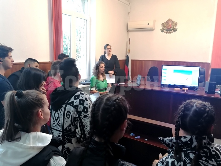 В Районен съд – Враца ученици се състезаваха със знания от Конституцията на Република България СНИМКИ
