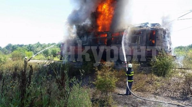 Пламна локомотив между Габровница и Долно Церовене