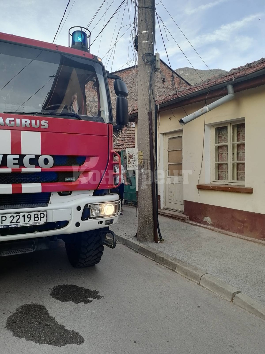 Пожар избухна във центъра на Враца, има пострадали