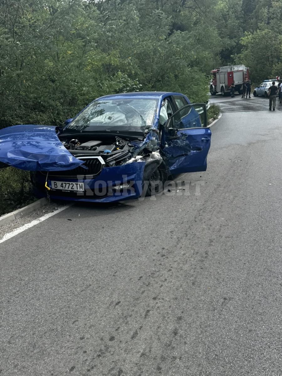 Тежка катастрофа между кола и автобус затвори пътя Челопек-Паволче