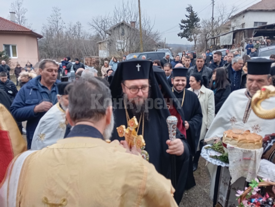 Стотици миряни посрещнаха новия Видински митрополит Пахомий в първото населено място на епархията