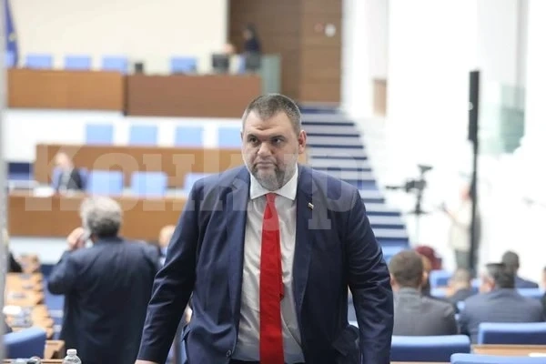 Пеевски иска държавни хранителни магазини в пощите