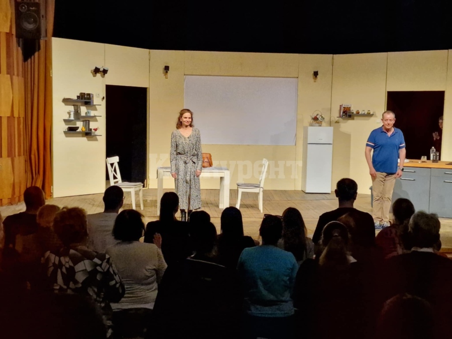 Община Козлодуй по традиция подари билети за театрална постановка на медицински работници и актьори самодейци