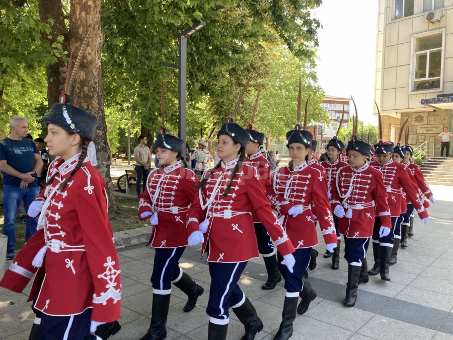 Осветиха знамето на първия Младежки гвардейски отряд в Северозапада
