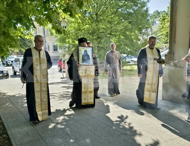 Във Враца десетки миряни посрещнаха чудодейната икона и мощите на Свети Никифор Прокажения