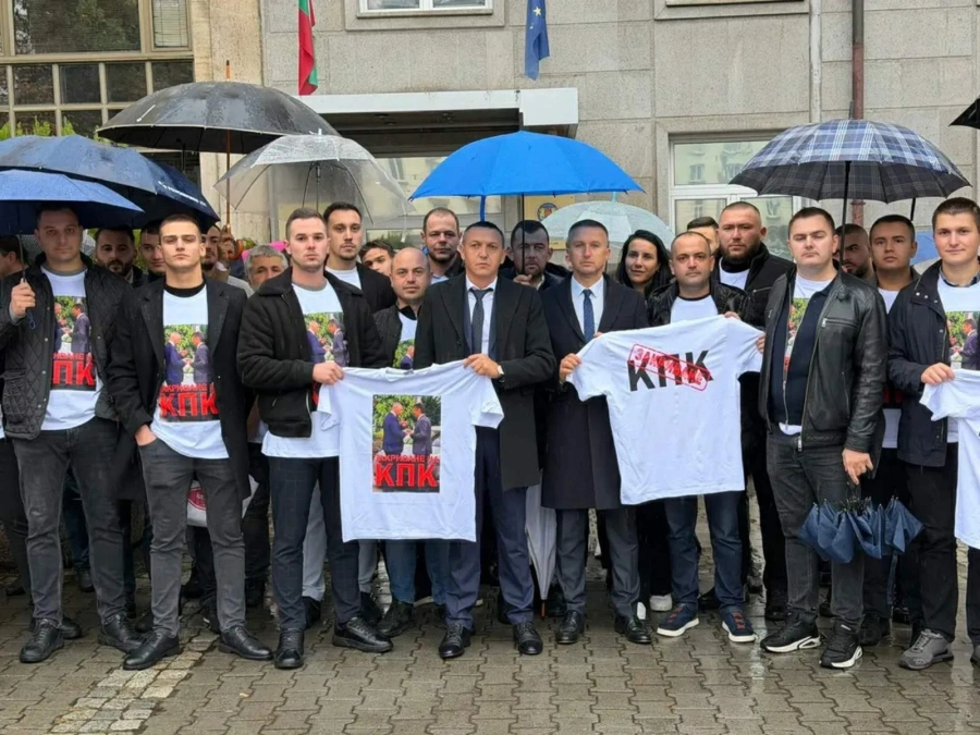 С протест пред КПК младежите на ДПС-НОВО НАЧАЛО поискаха закриването на бухалката на ПП