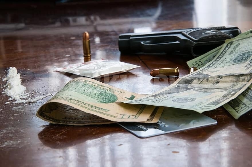 Апаши задигнаха оръжие, злато и пари от строителен предприемач в Лом