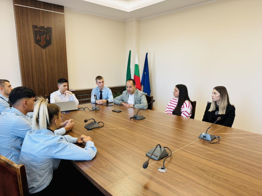 Ученици влязоха в ролята на местни управници в община Враца