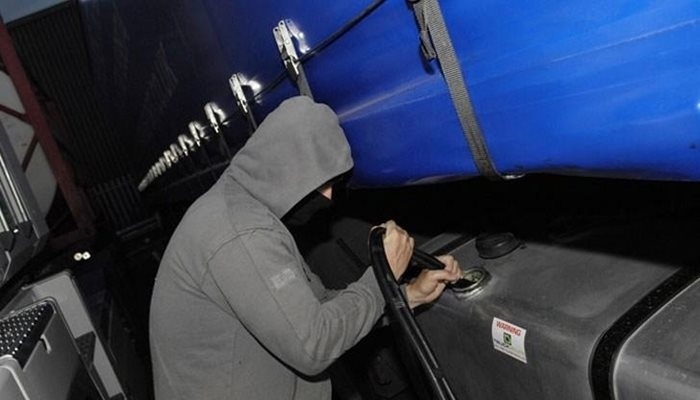 Апаш източи горивото на турски ТИР