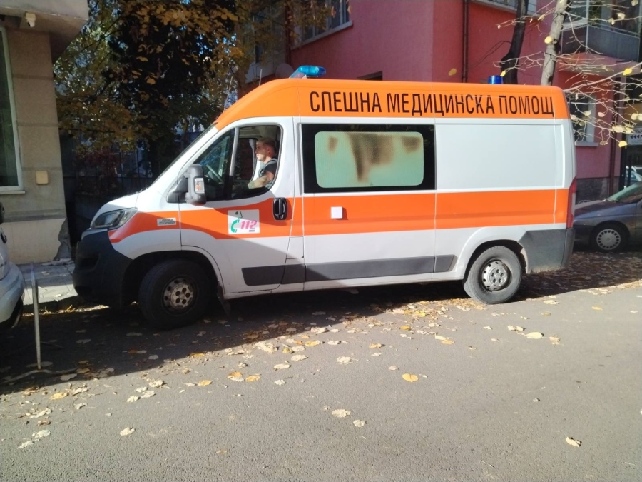 Баба припадна в дома си, линейка долетя в центъра на Враца