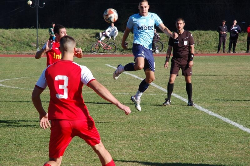 Ком спря победната серия на лидера