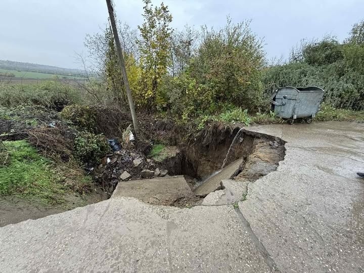 Улица в Мизия пропадна, подкопана от дъждовни води